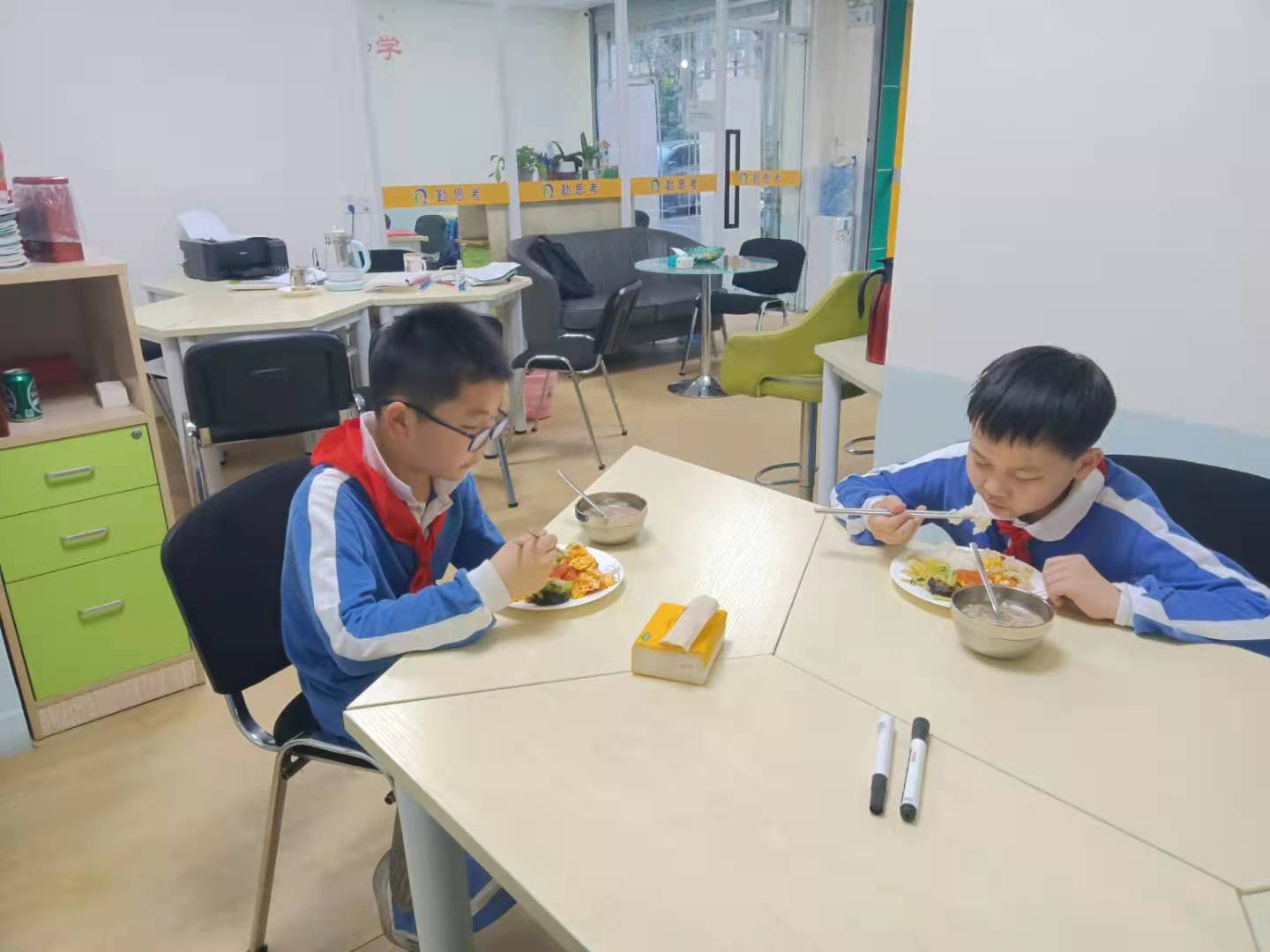 勤思考的学生在用餐