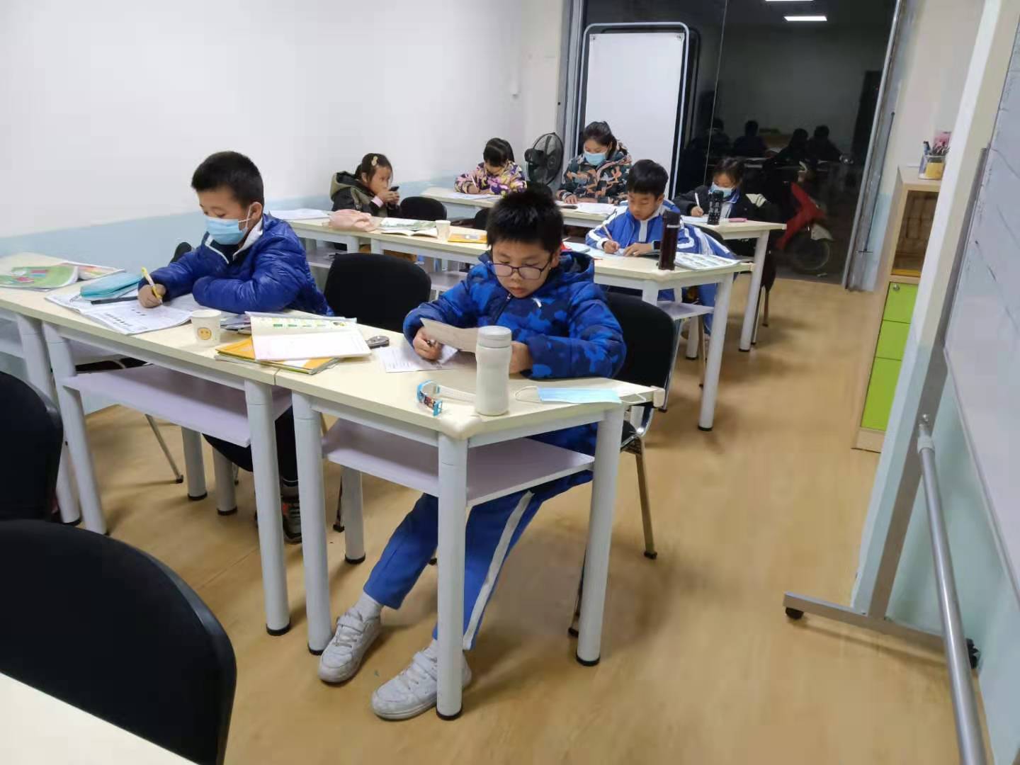 勤思考的学生们在写作业