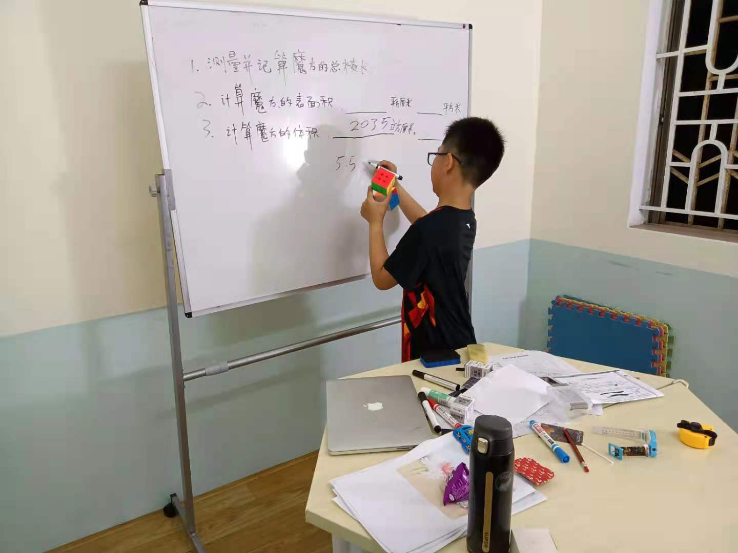 学生在做数学题